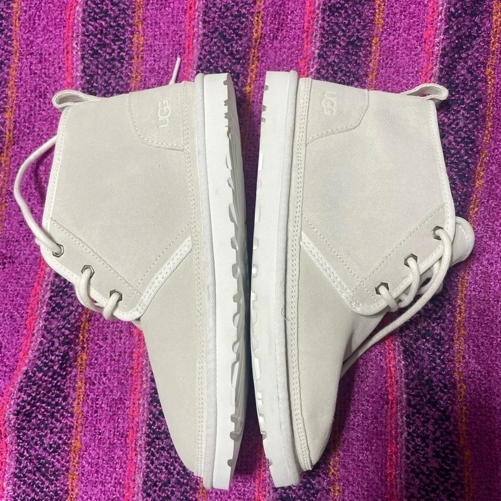 NWOB White/Gray Neumel Uggs, Men's size 10 S/N 3236